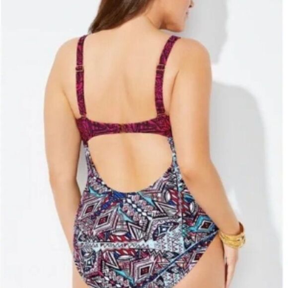 Cut Out Underwire One Piece Swimsuit - Picture 3 of 6